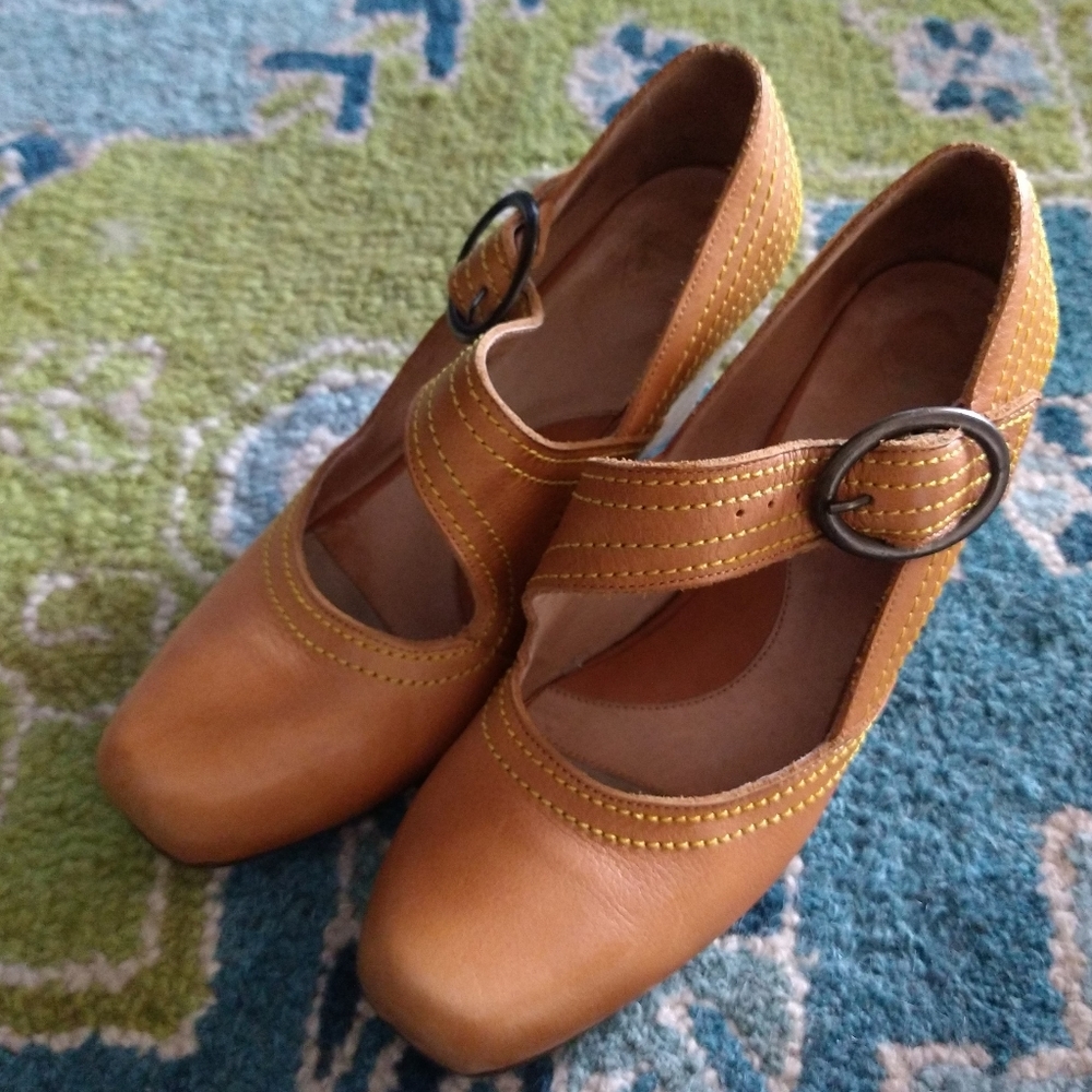 Stylish Tan Women's Shoes with Buckle